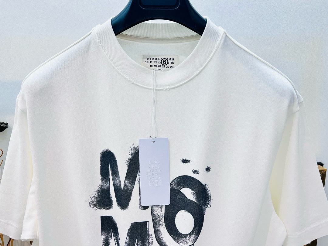 Schwarz-weißes T-Shirt
