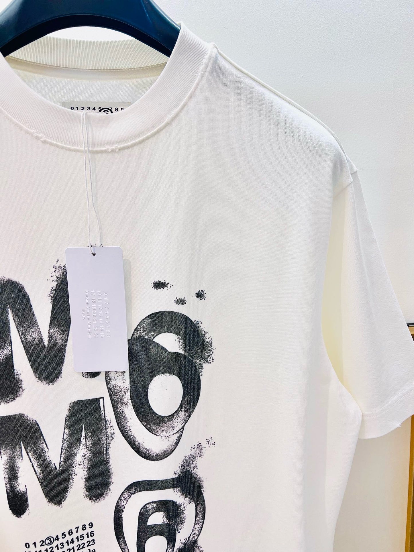 Schwarz-weißes T-Shirt
