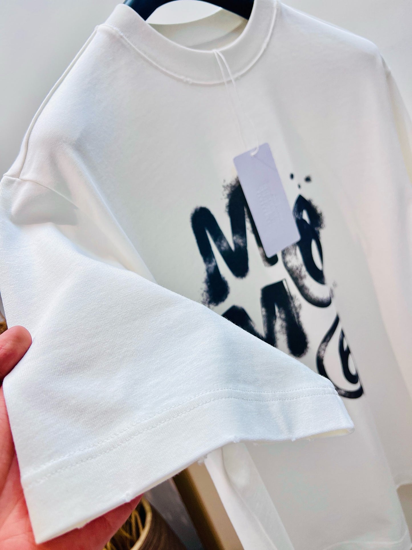 Schwarz-weißes T-Shirt