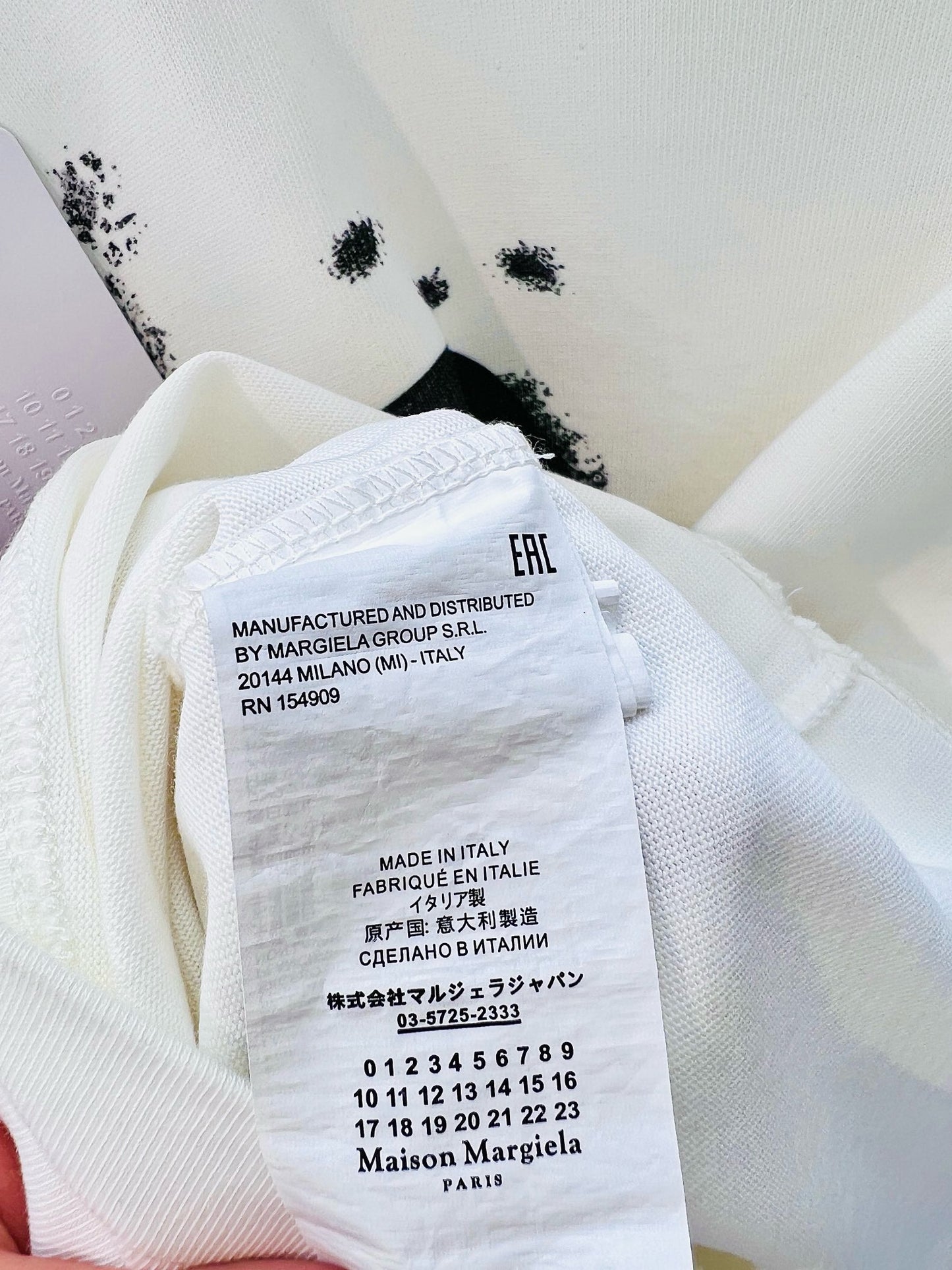 Schwarz-weißes T-Shirt