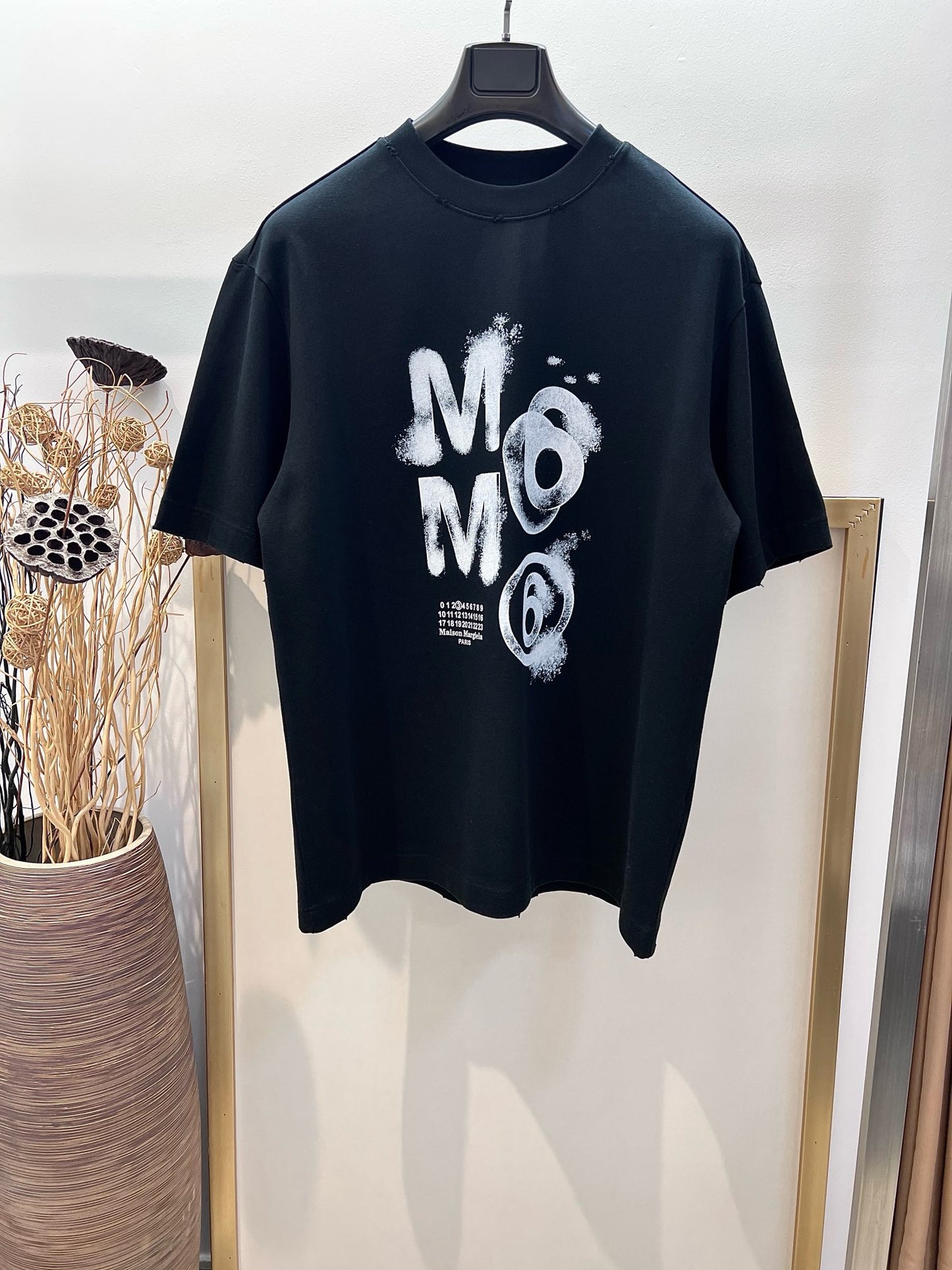 Schwarz-weißes T-Shirt