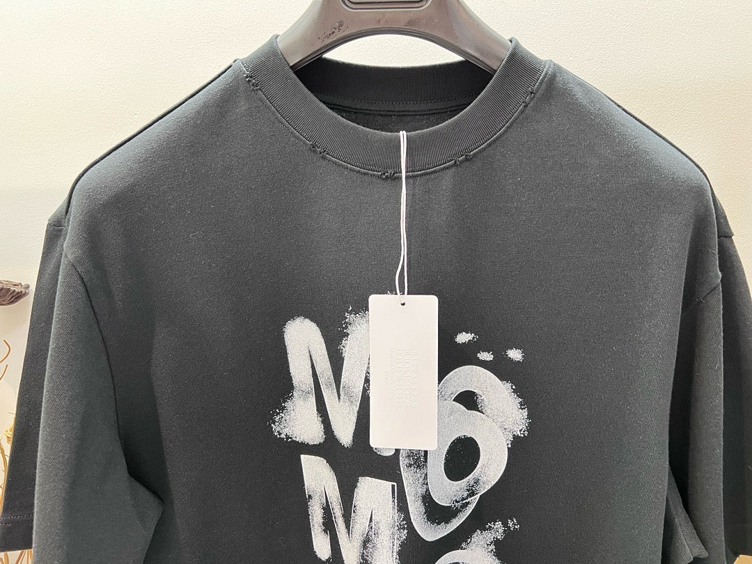 Schwarz-weißes T-Shirt