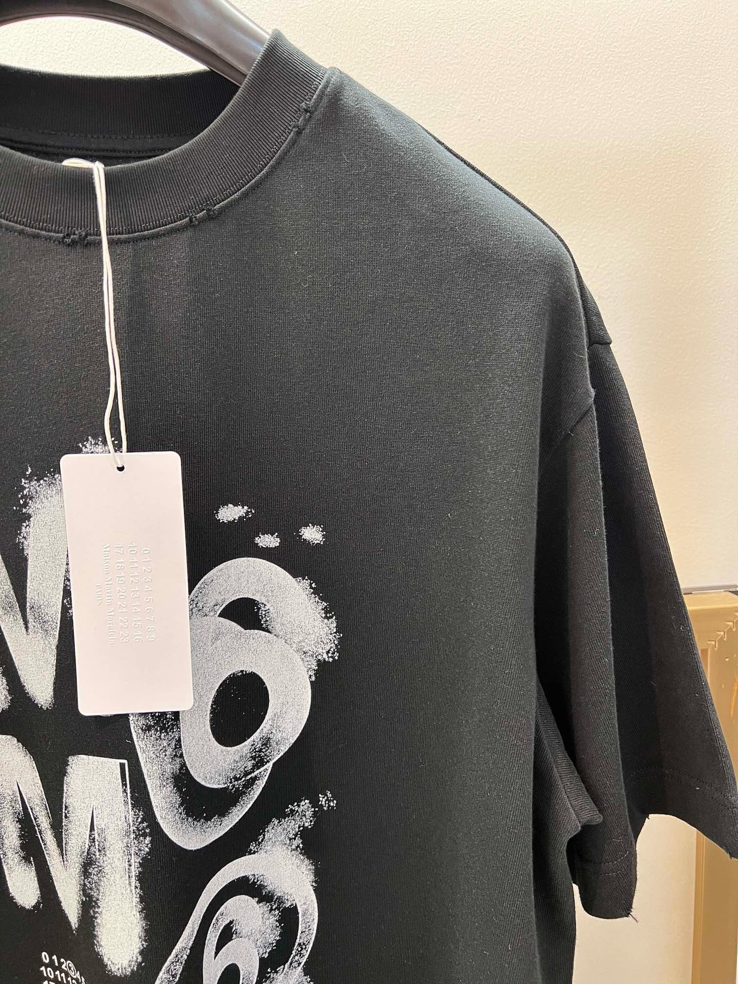 Schwarz-weißes T-Shirt