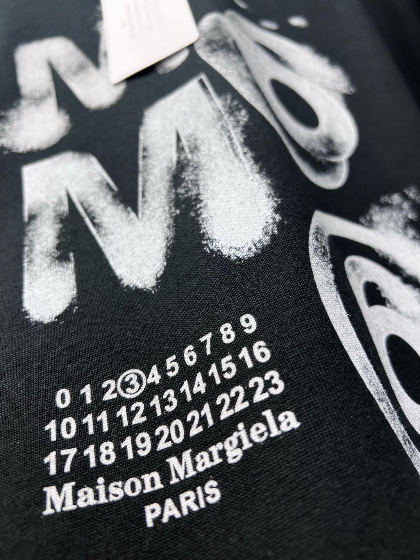 Schwarz-weißes T-Shirt