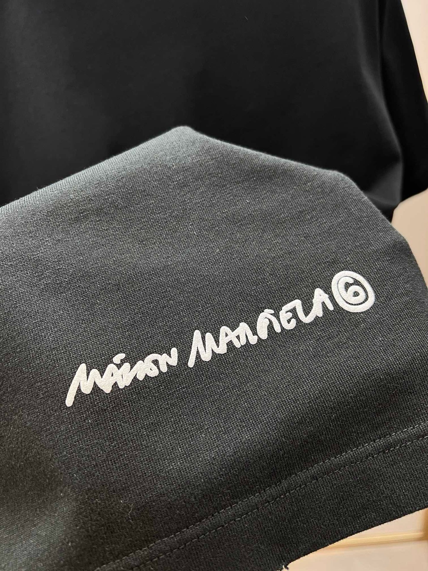 Schwarz-weißes T-Shirt