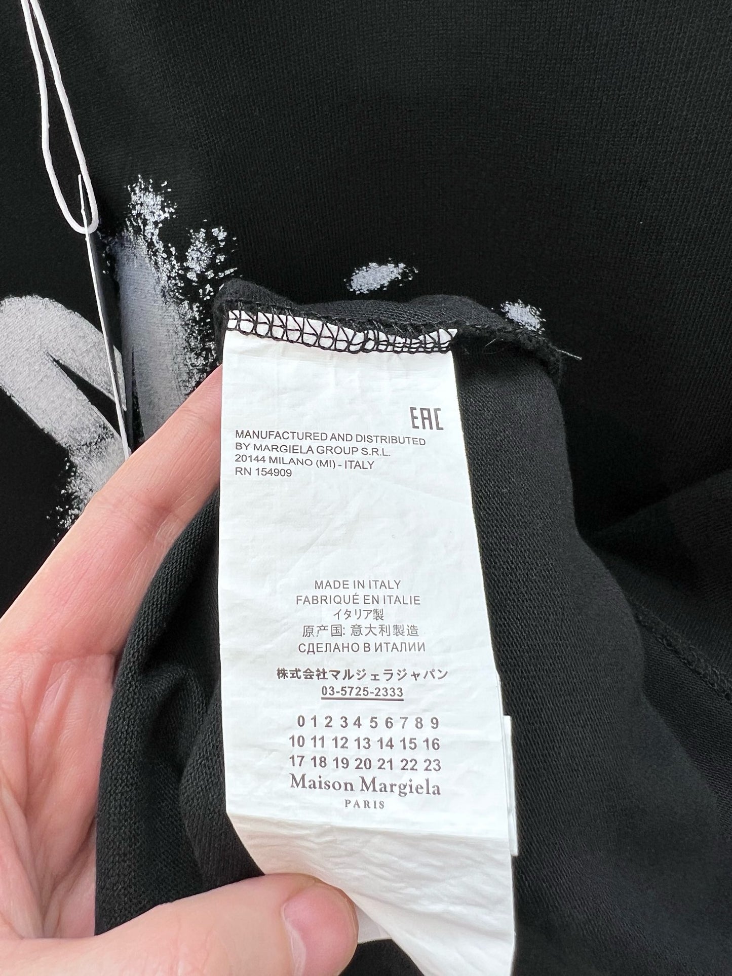 Schwarz-weißes T-Shirt