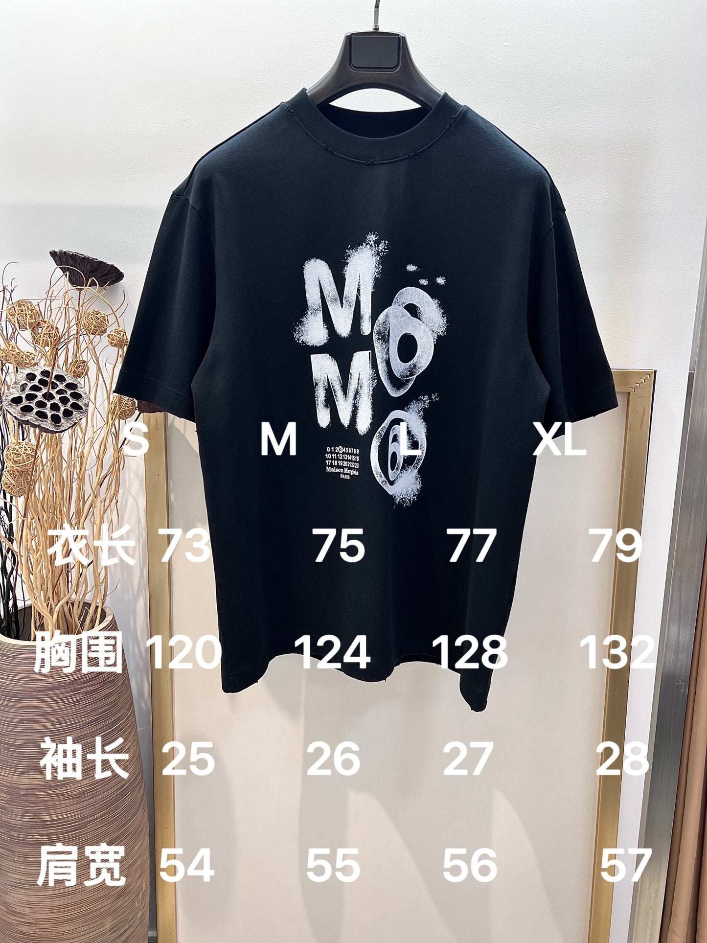 Schwarz-weißes T-Shirt