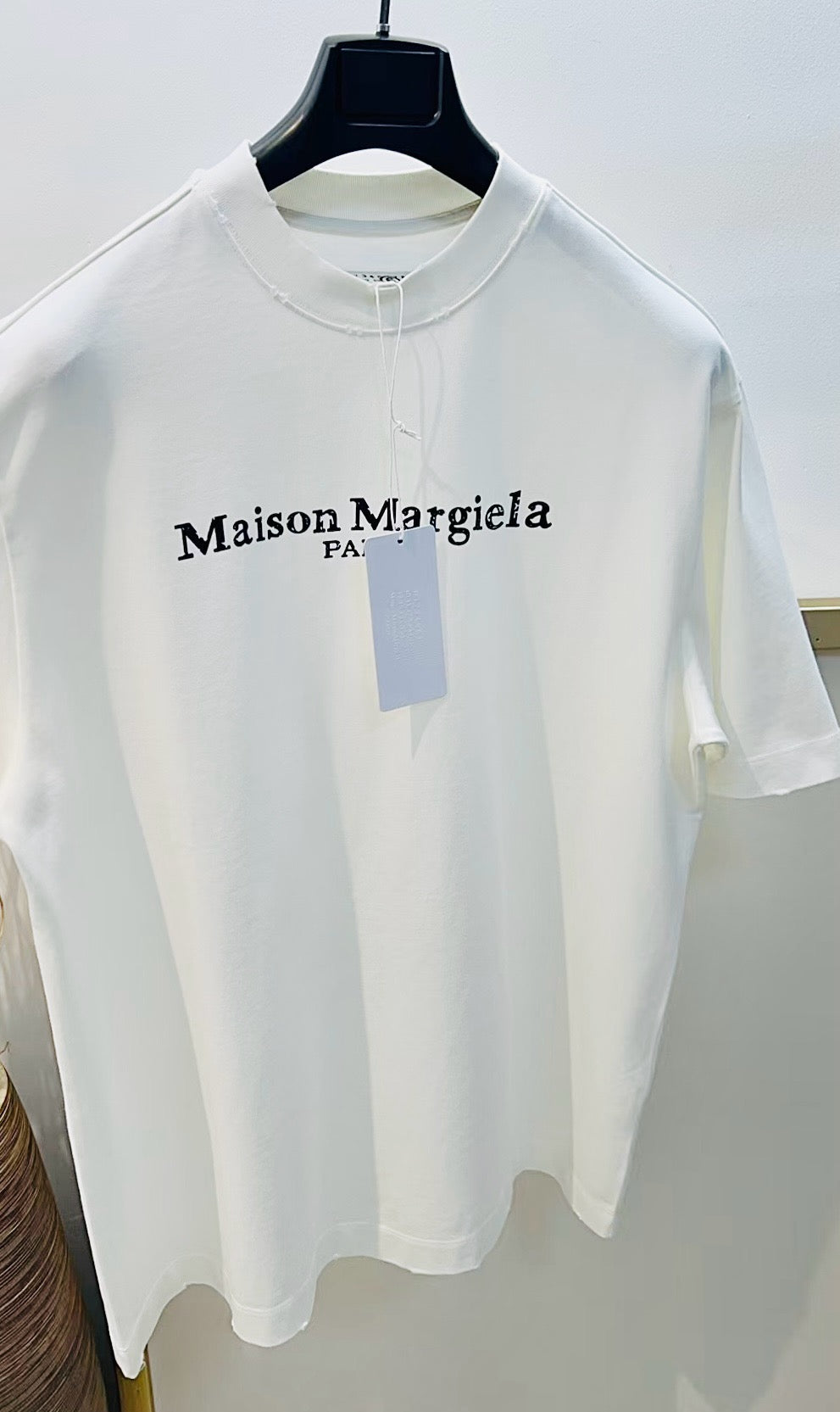 Weißes und schwarzes T-Shirt