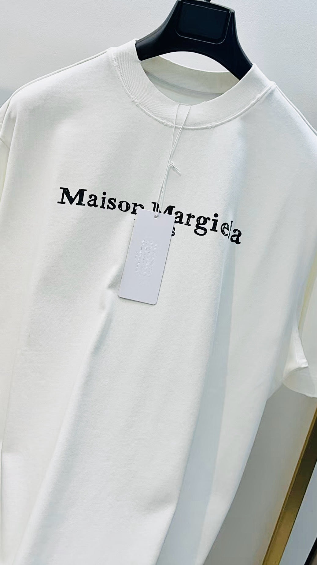 Weißes und schwarzes T-Shirt