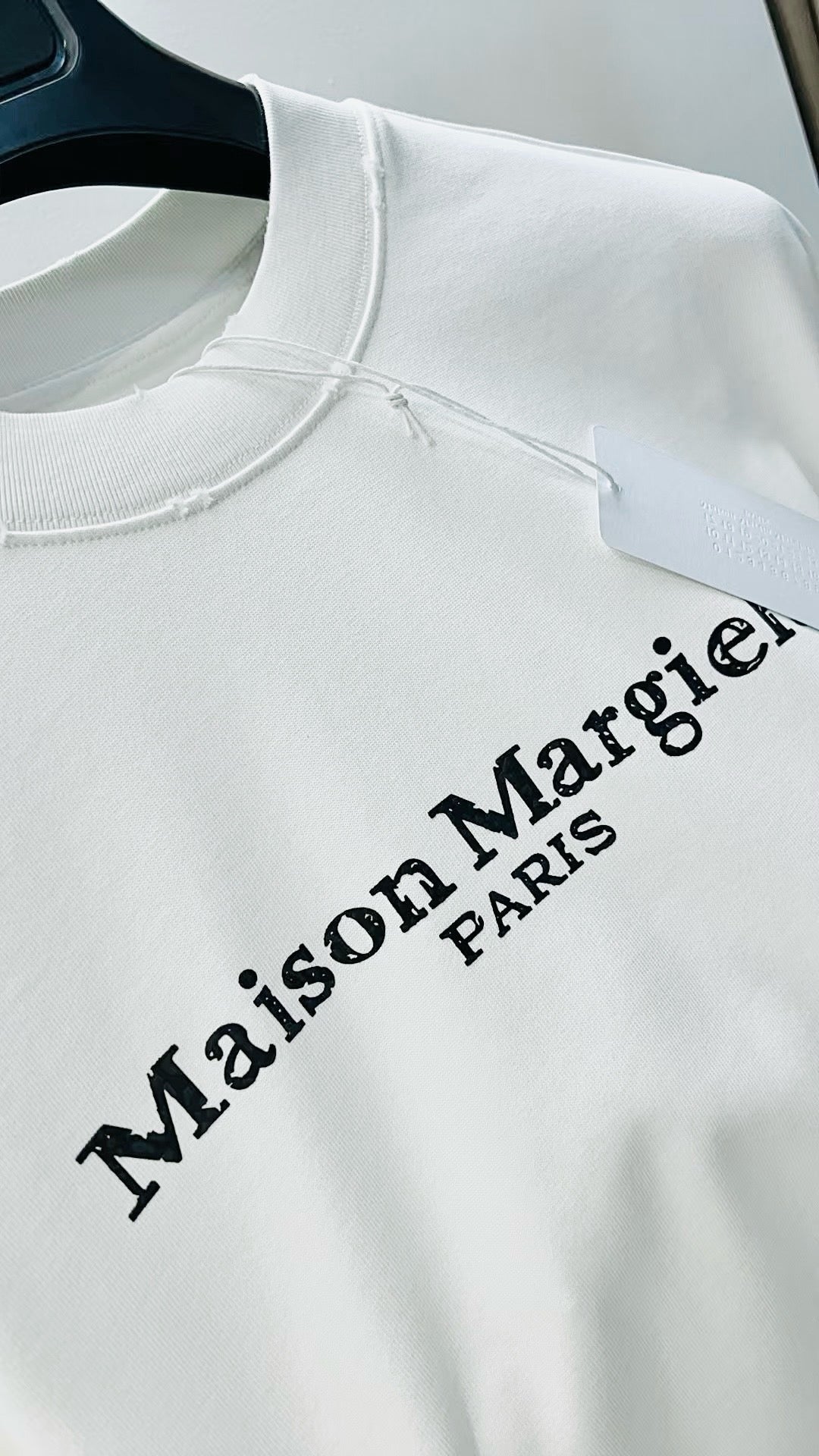 Weißes und schwarzes T-Shirt