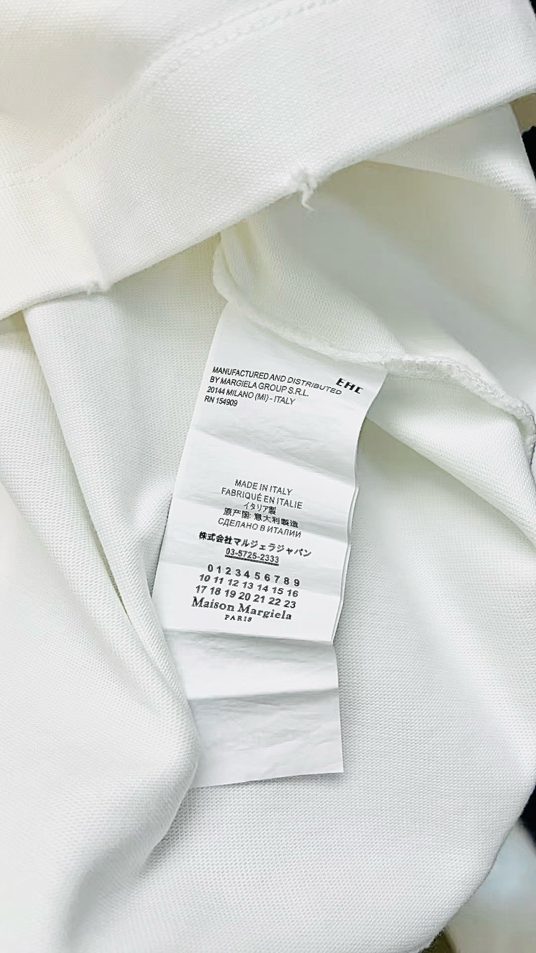 Weißes und schwarzes T-Shirt