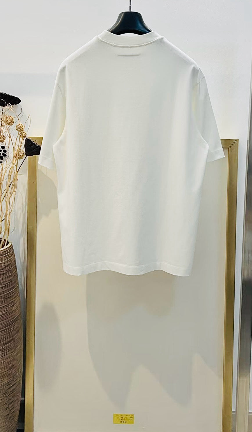 Weißes und schwarzes T-Shirt