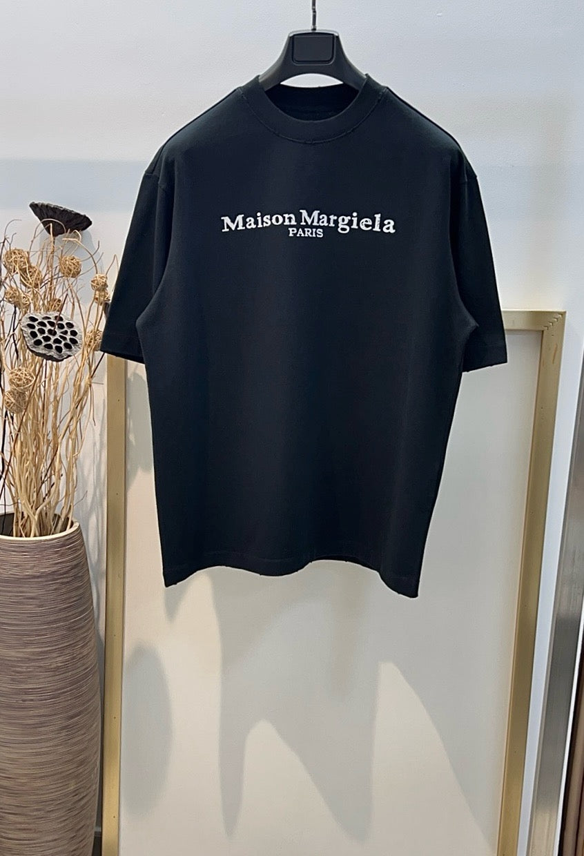 Weißes und schwarzes T-Shirt