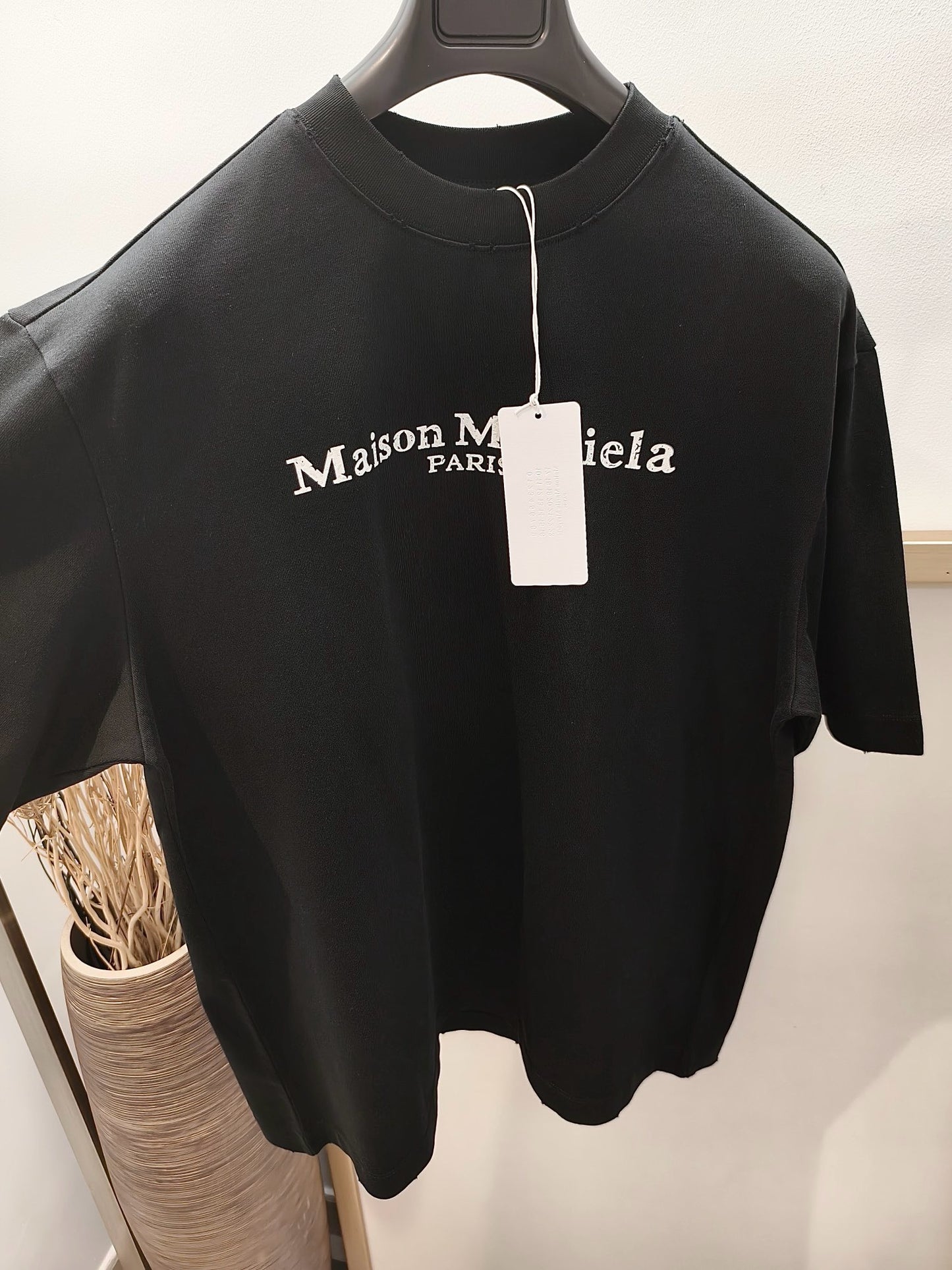 Weißes und schwarzes T-Shirt