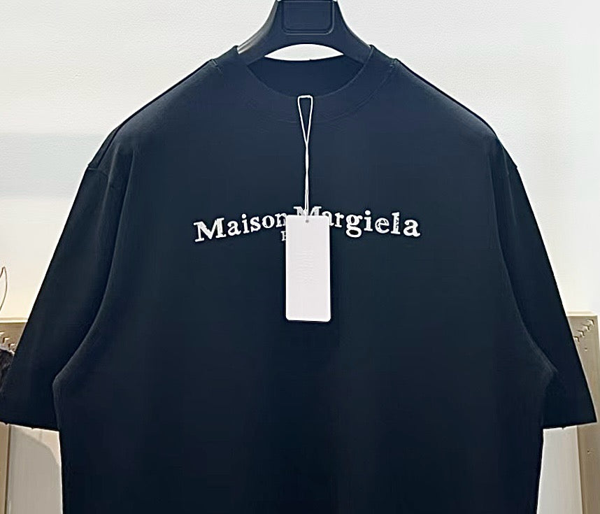 Weißes und schwarzes T-Shirt