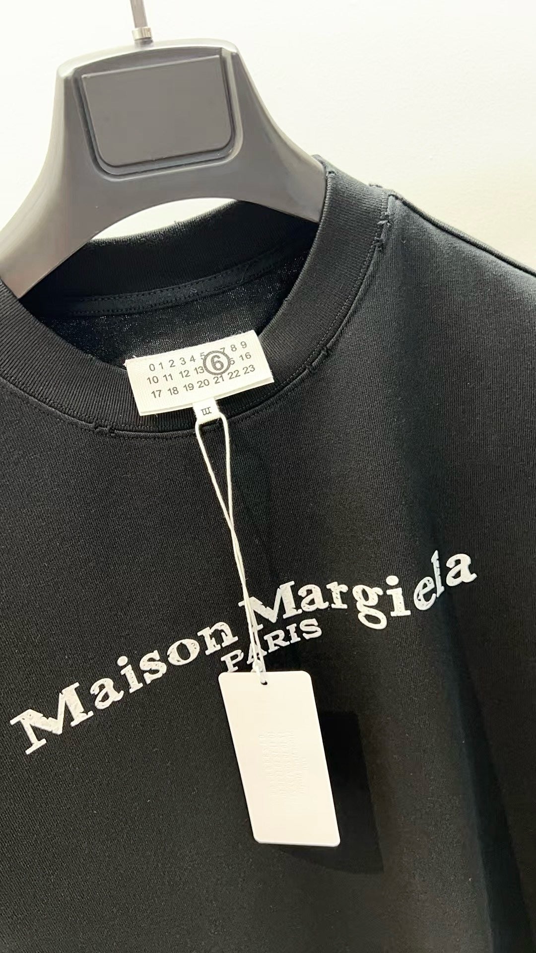 Weißes und schwarzes T-Shirt