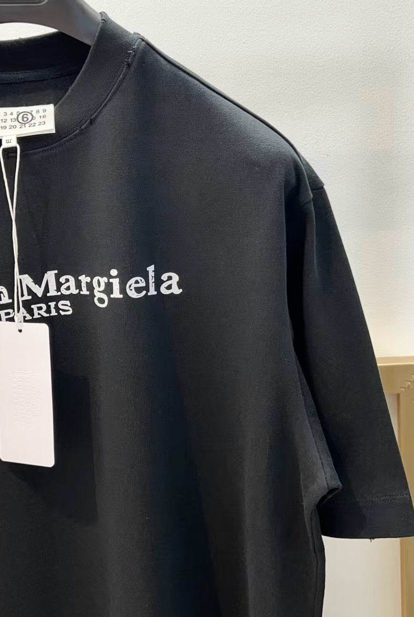 Weißes und schwarzes T-Shirt