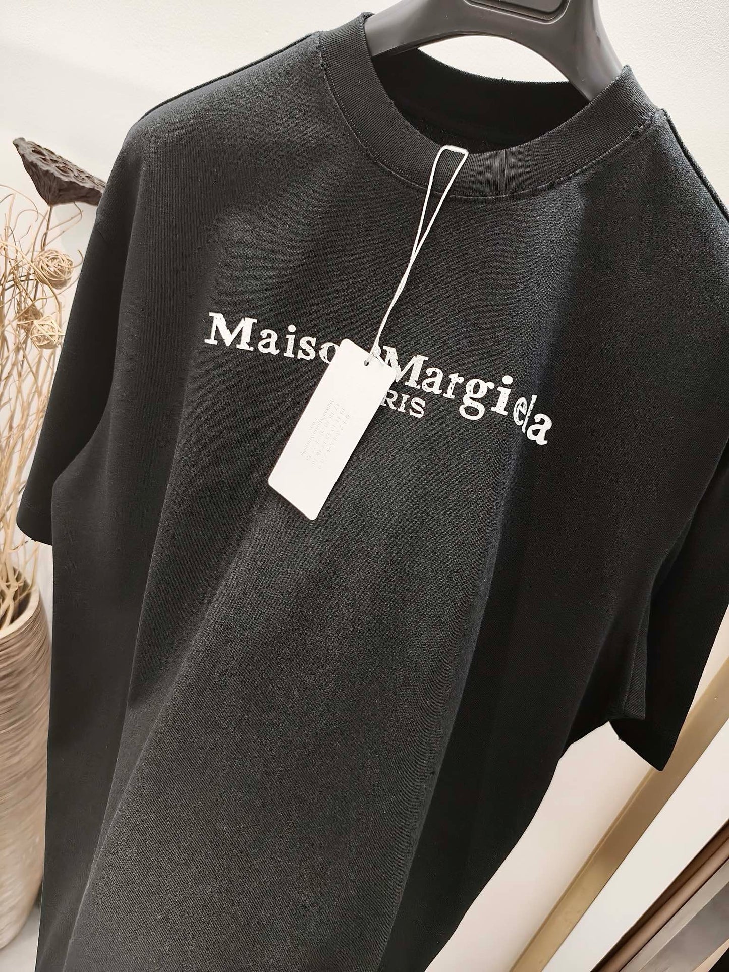 Weißes und schwarzes T-Shirt