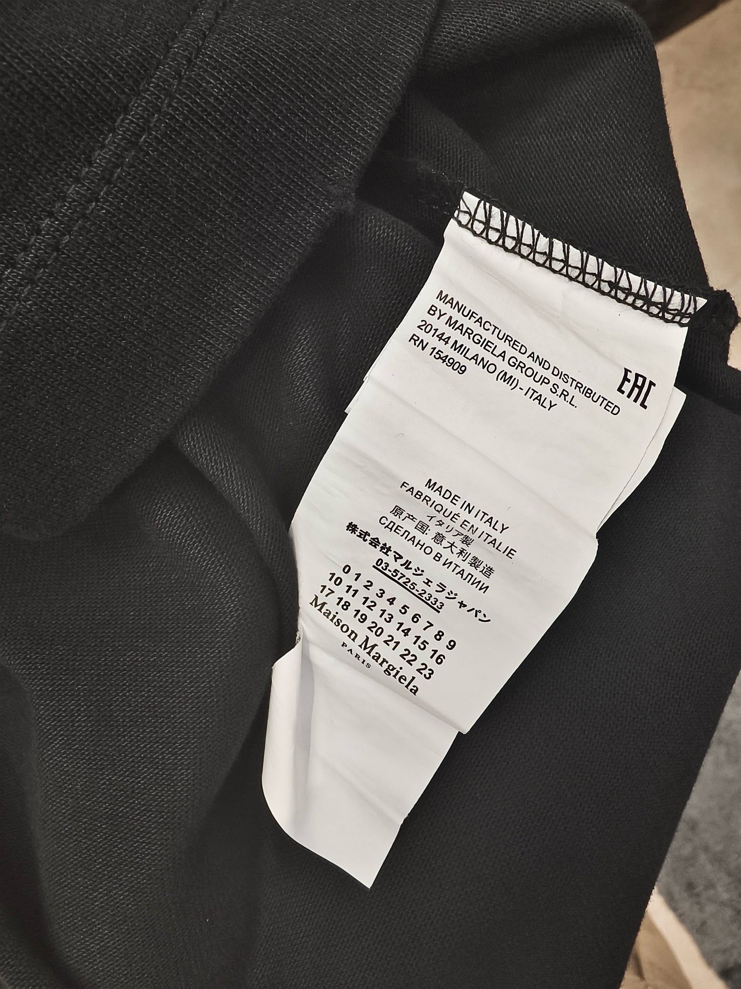Weißes und schwarzes T-Shirt