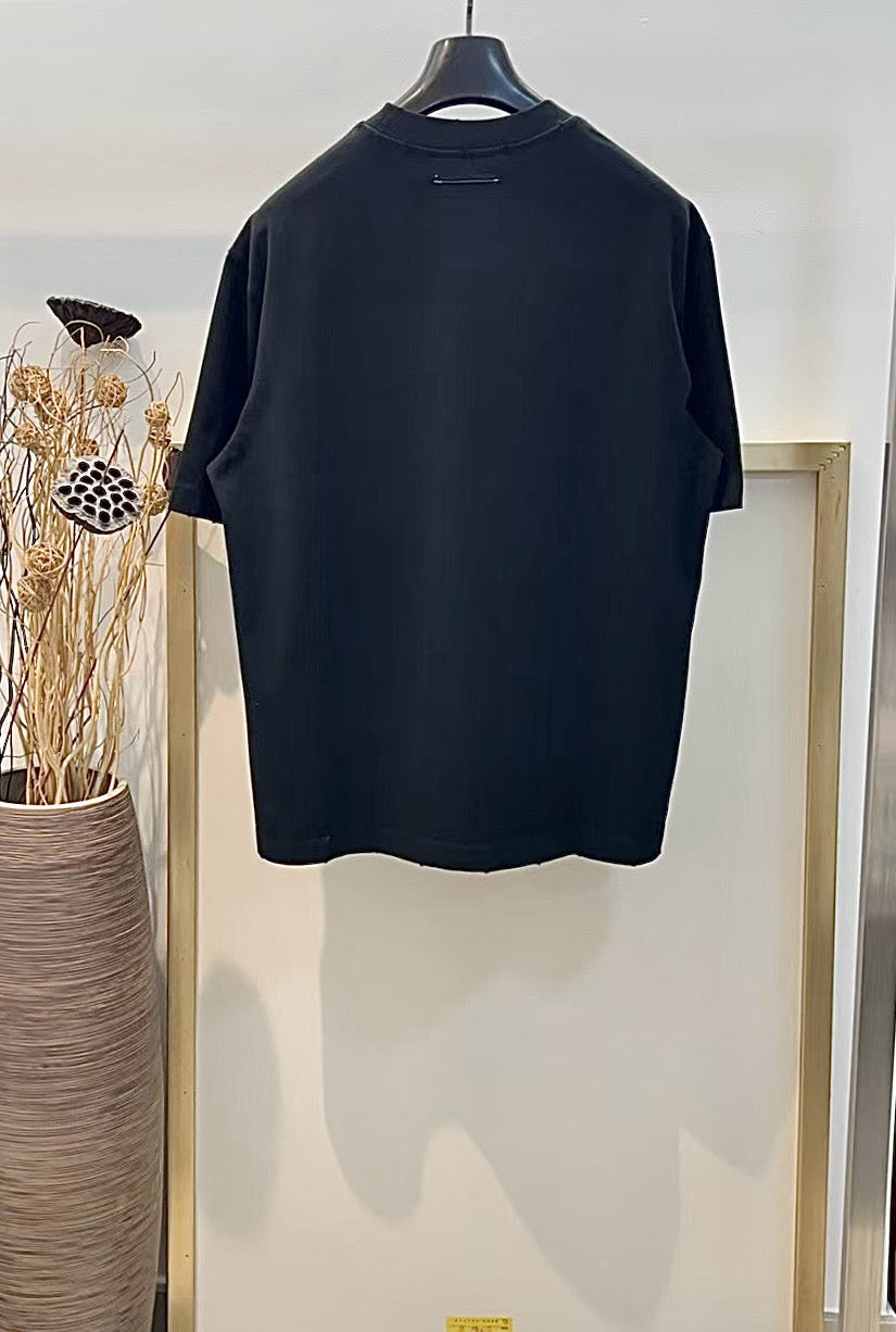 Weißes und schwarzes T-Shirt