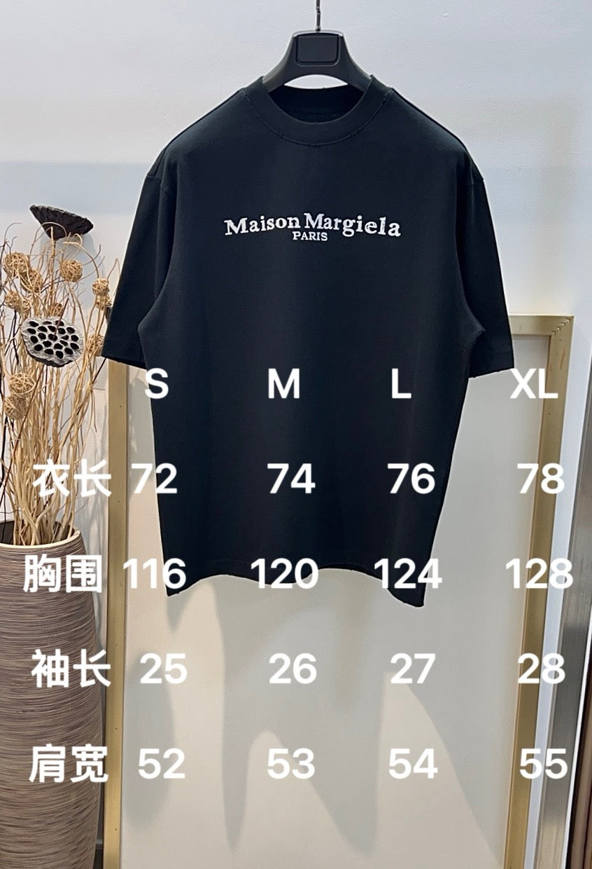 Weißes und schwarzes T-Shirt