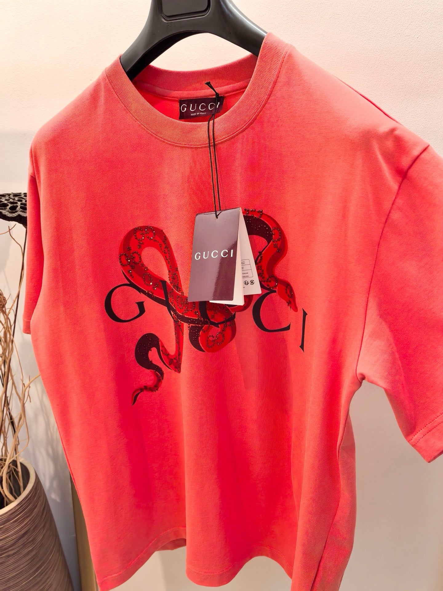 Rot-weißes T-Shirt