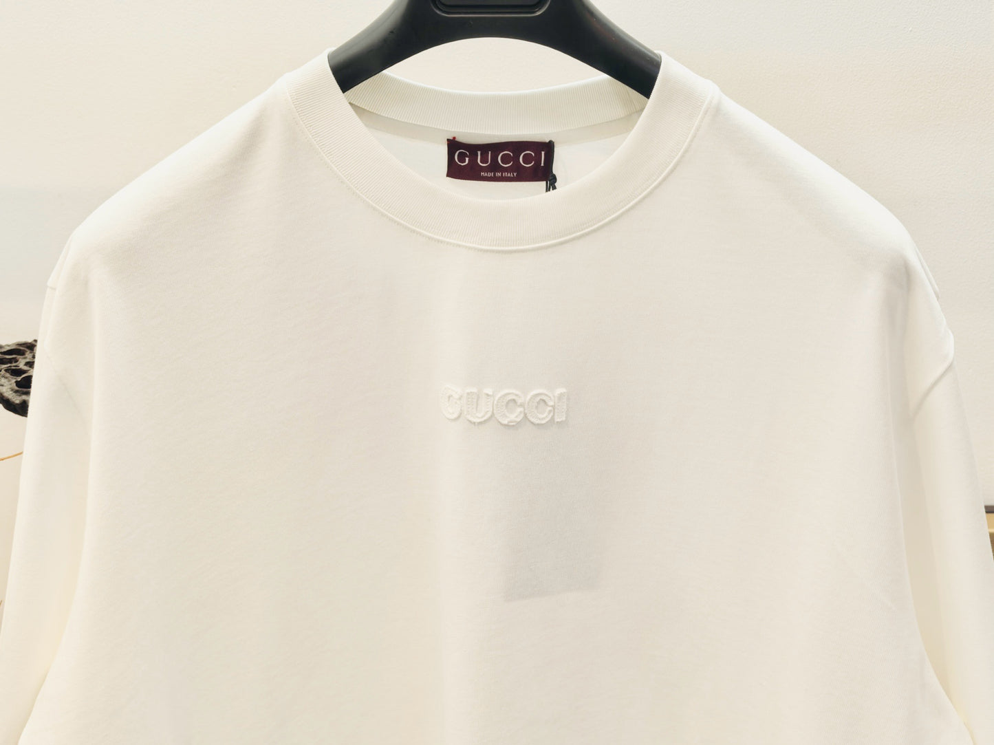 Rot-weißes T-Shirt