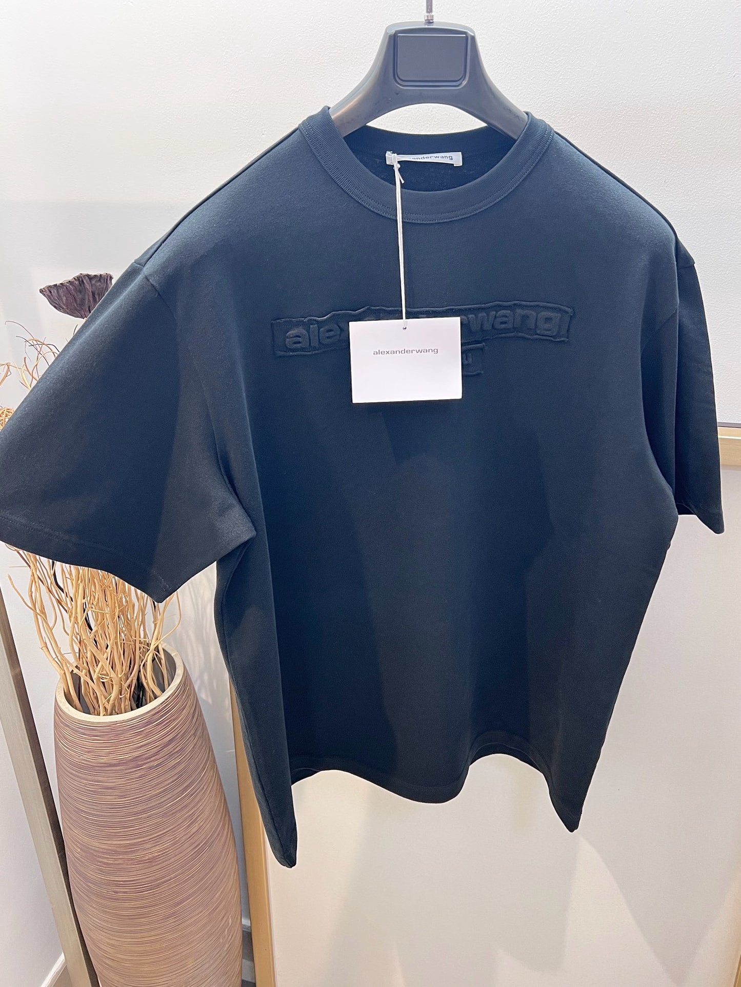 Schwarz-weißes T-Shirt