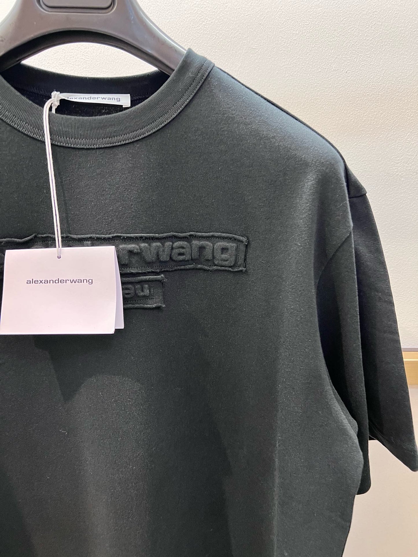 Schwarz-weißes T-Shirt