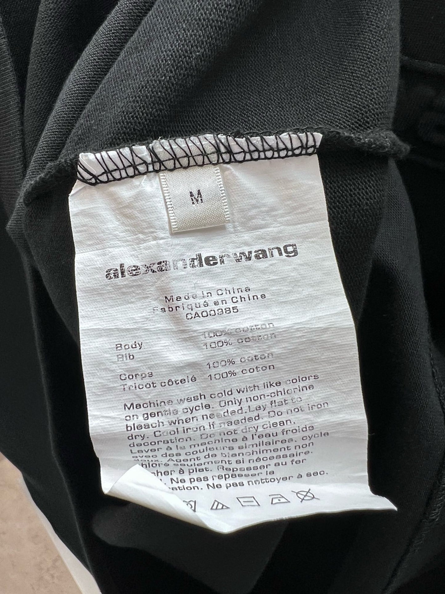 Schwarz-weißes T-Shirt