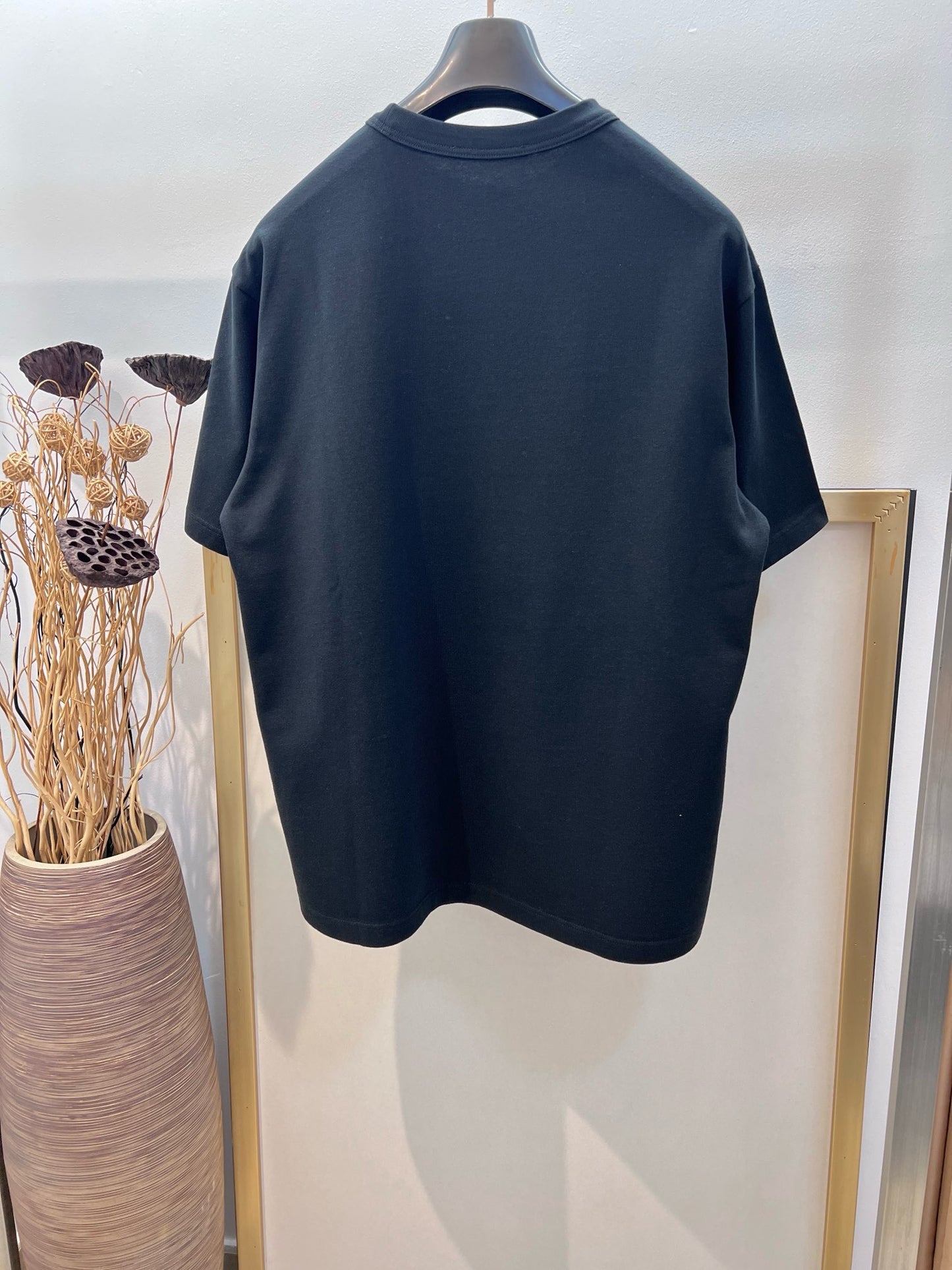 Schwarz-weißes T-Shirt