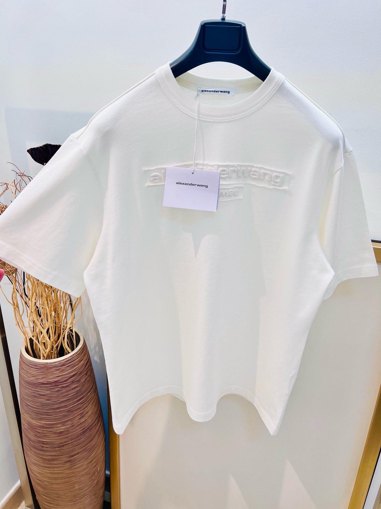 Schwarz-weißes T-Shirt