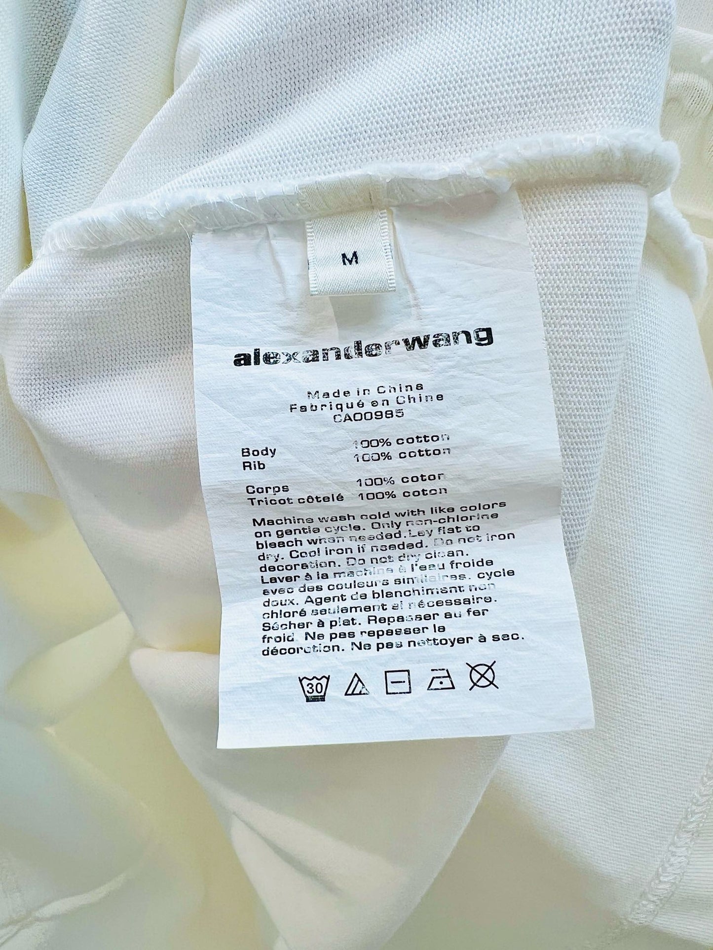 Schwarz-weißes T-Shirt