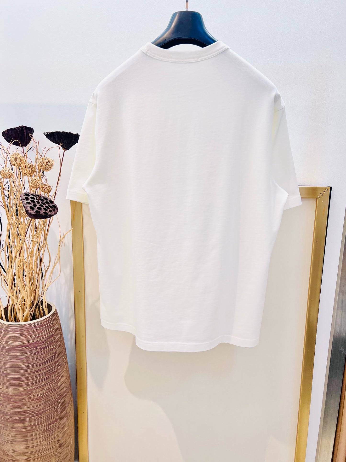 Schwarz-weißes T-Shirt