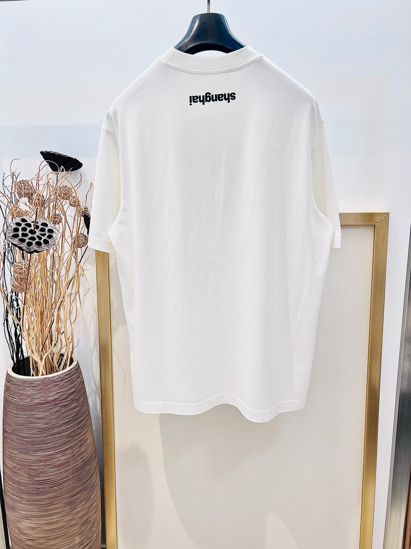 Schwarz-weißes T-Shirt