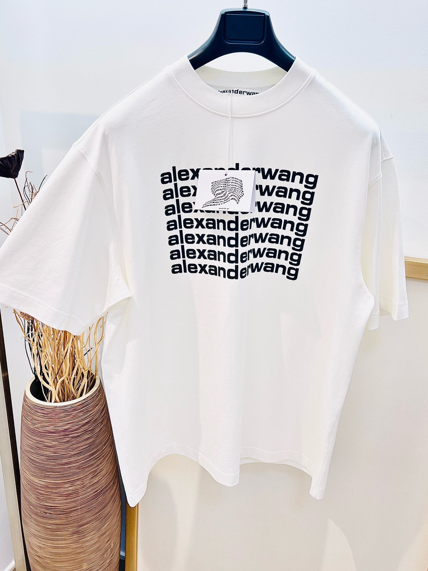 Schwarz-weißes T-Shirt