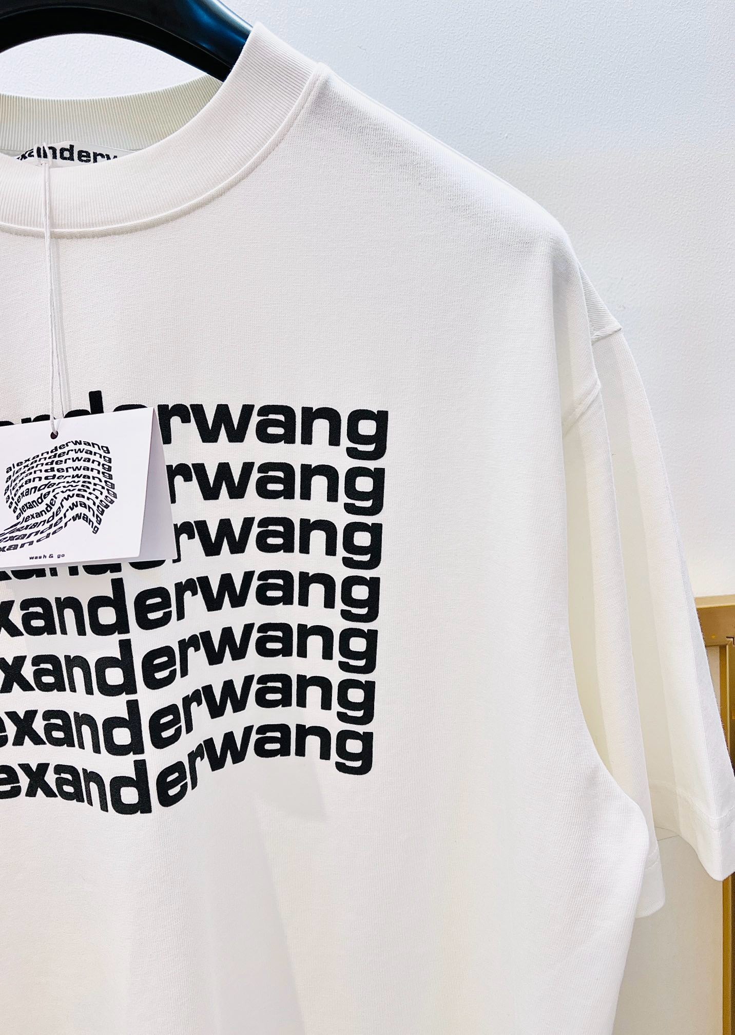 Schwarz-weißes T-Shirt