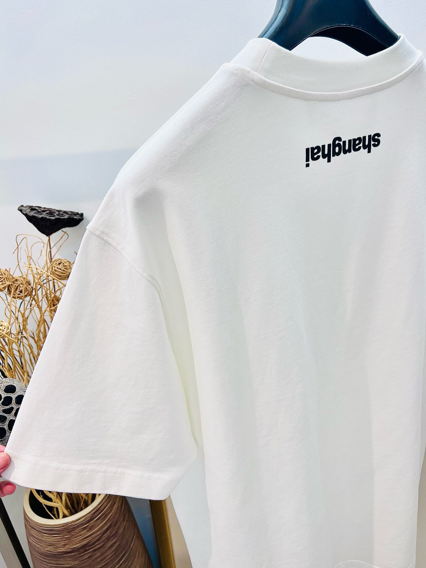Schwarz-weißes T-Shirt