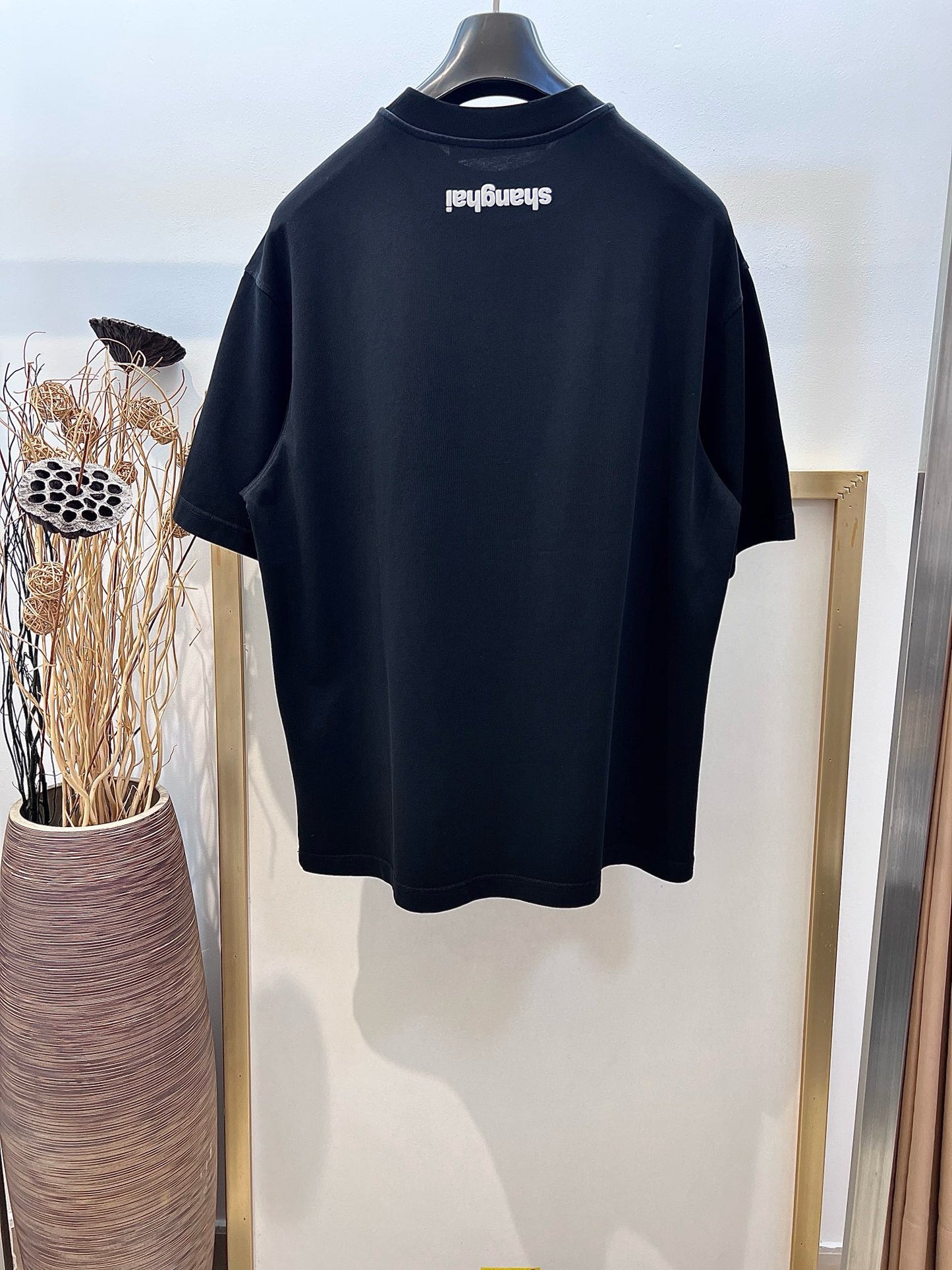 Schwarz-weißes T-Shirt