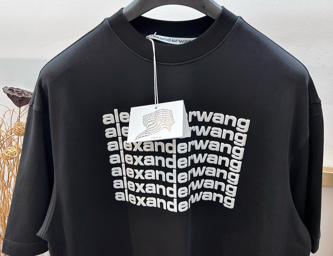 Schwarz-weißes T-Shirt