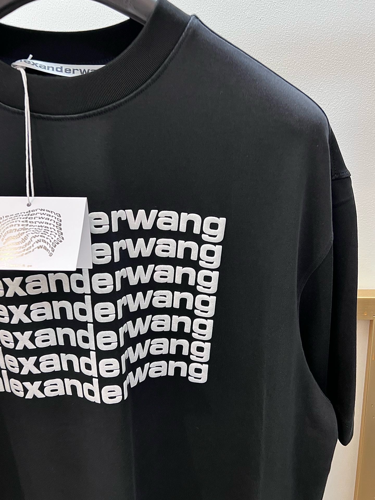 Schwarz-weißes T-Shirt