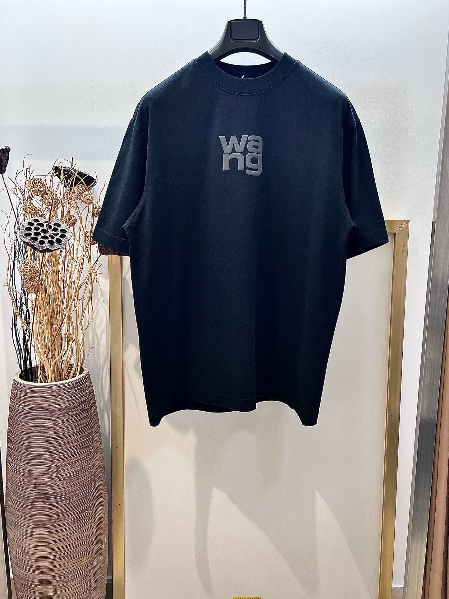 Schwarz-weißes T-Shirt
