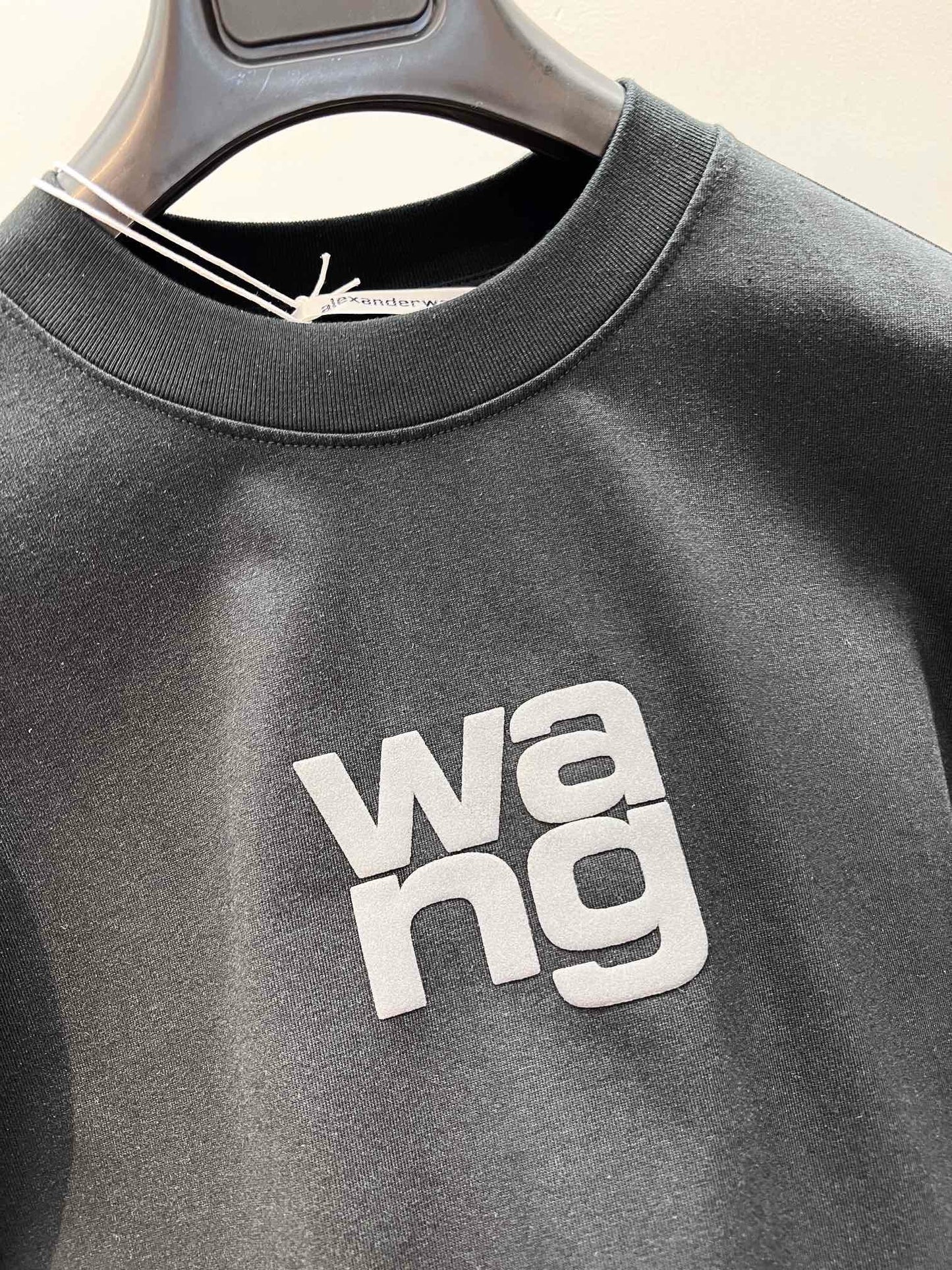 Schwarz-weißes T-Shirt