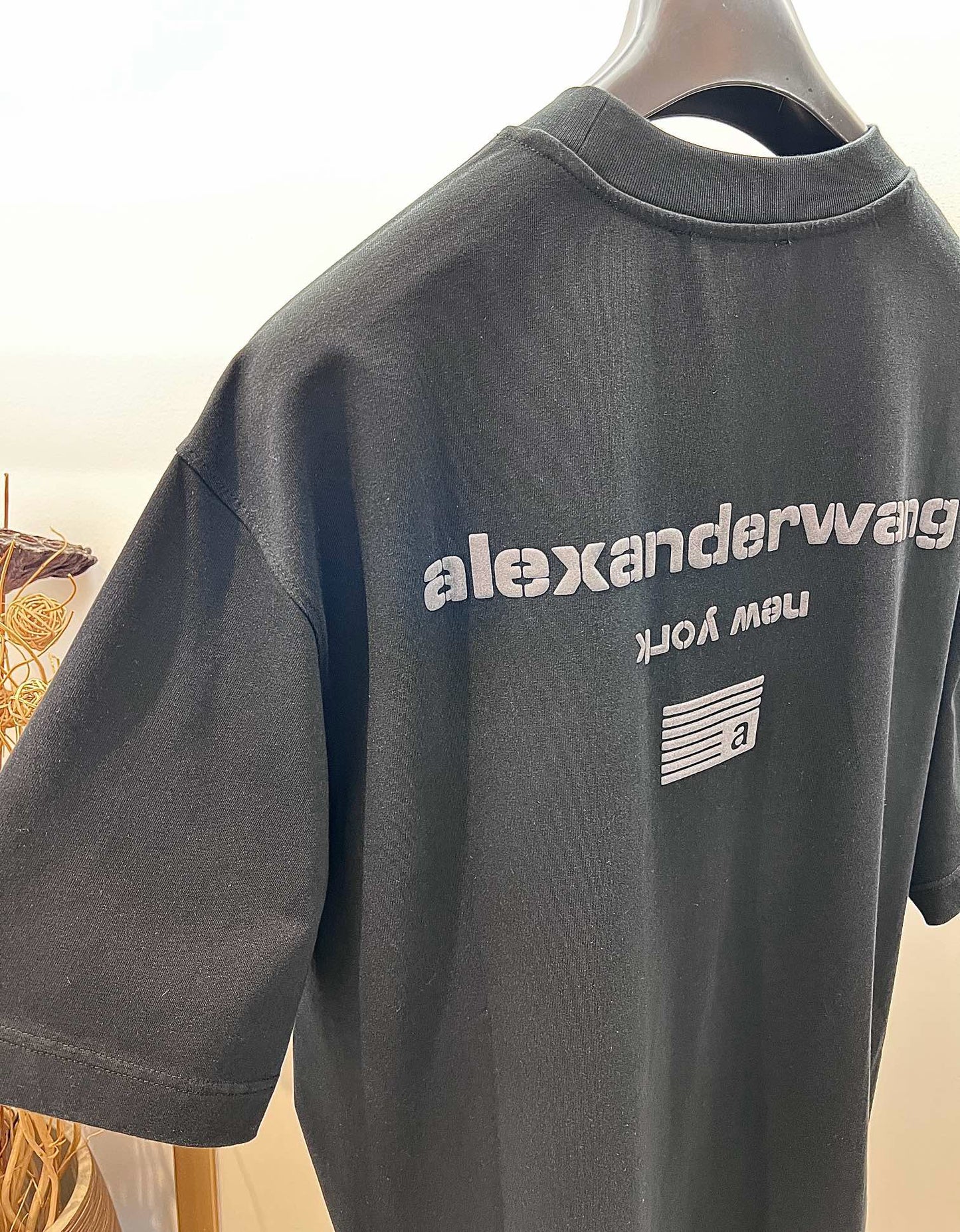 Schwarz-weißes T-Shirt