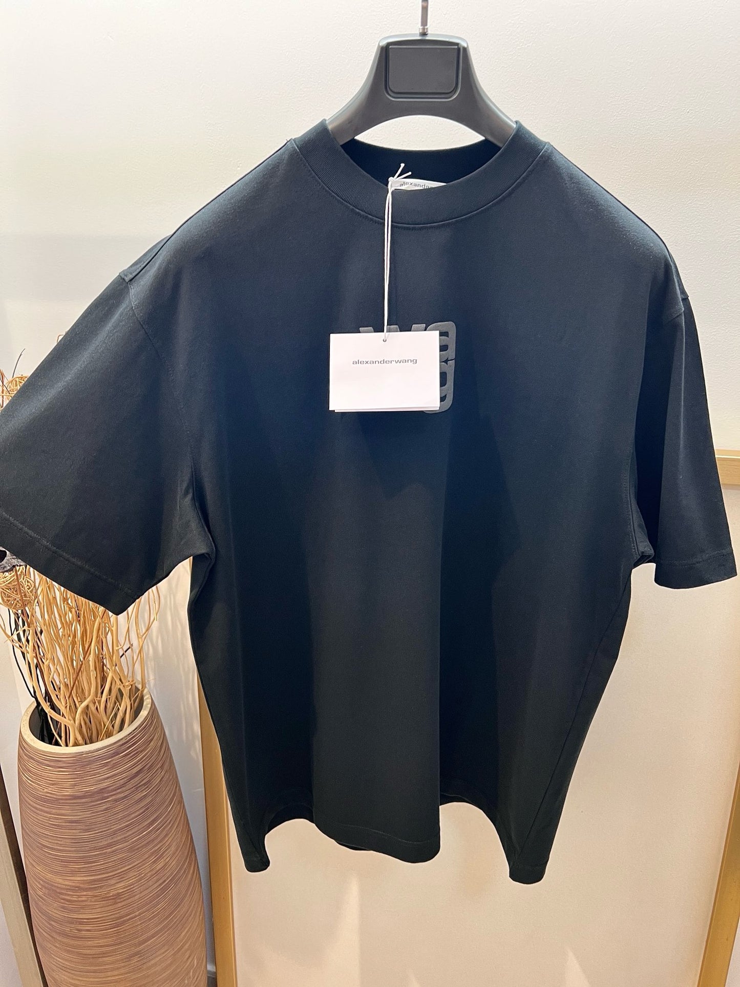 Schwarz-weißes T-Shirt