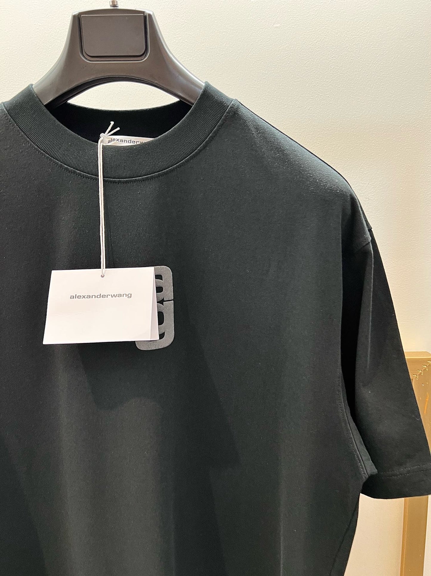 Schwarz-weißes T-Shirt