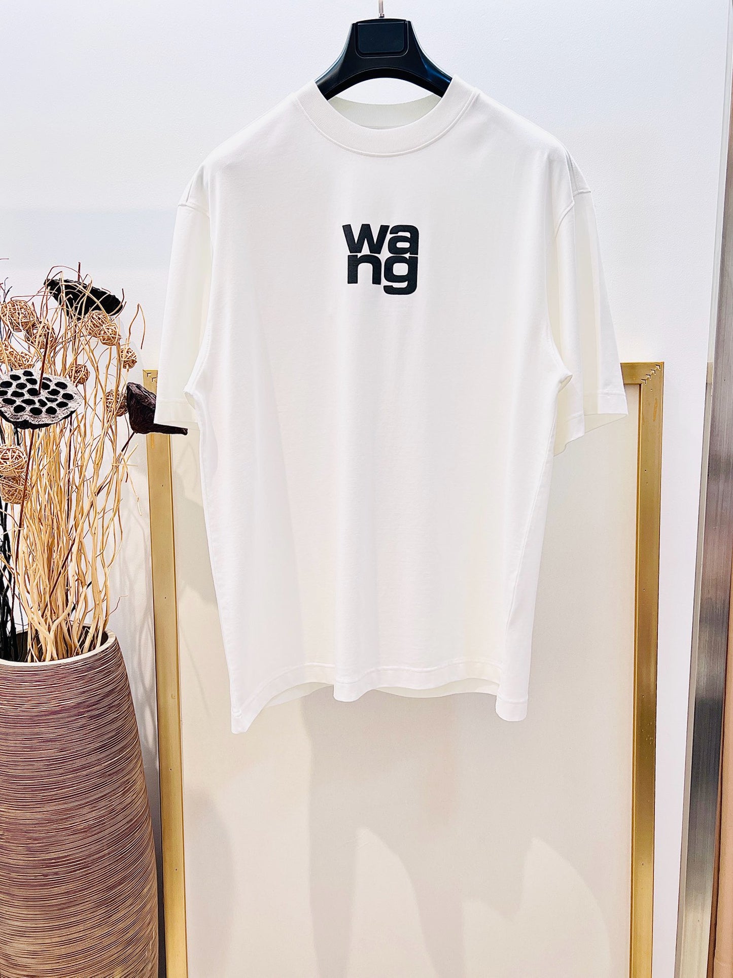 Schwarz-weißes T-Shirt