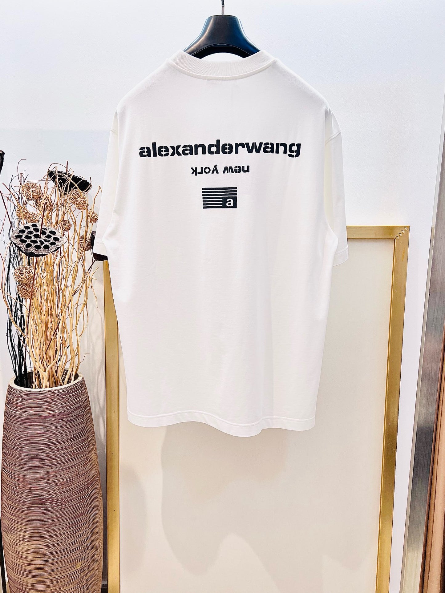 Schwarz-weißes T-Shirt