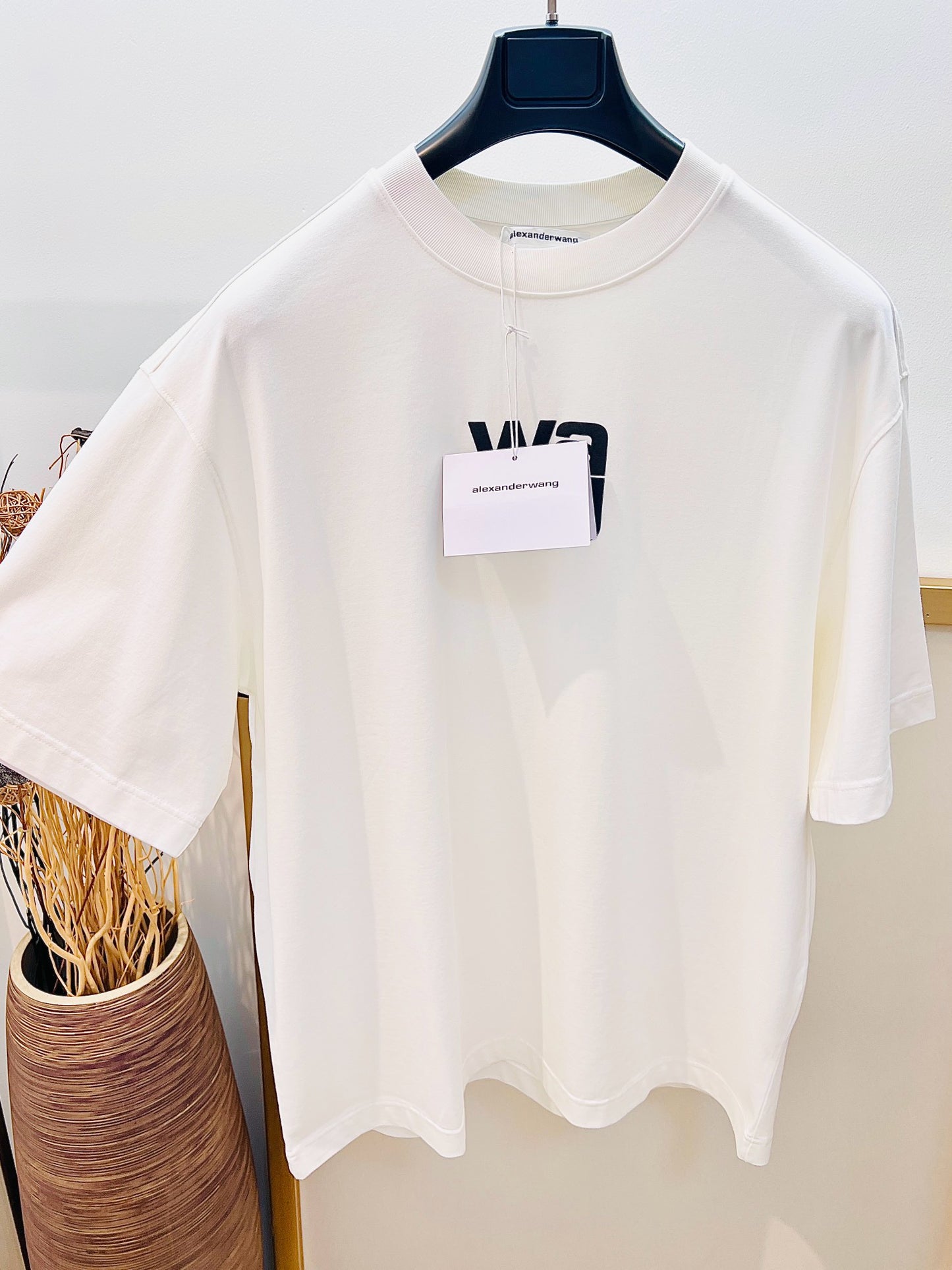 Schwarz-weißes T-Shirt