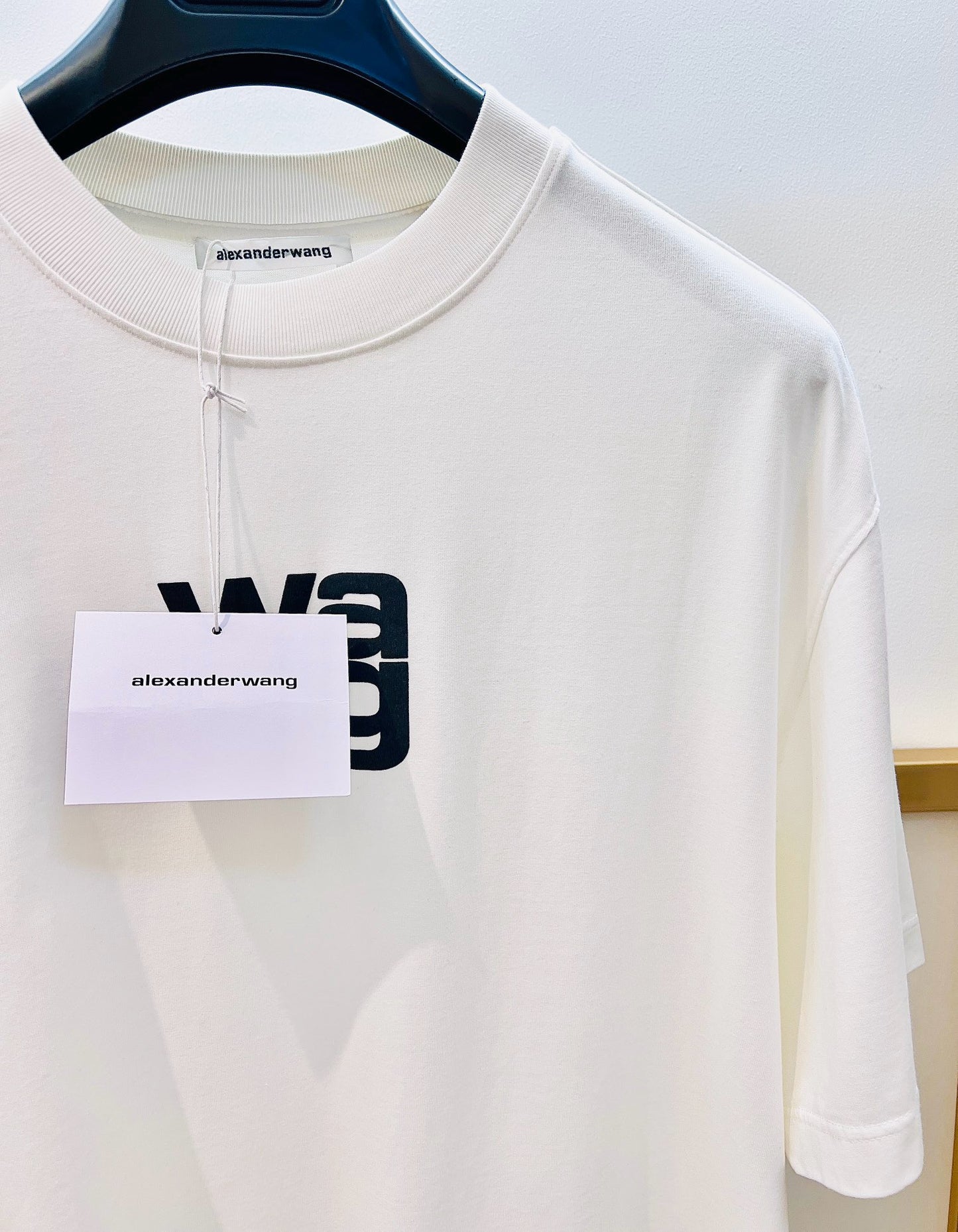 Schwarz-weißes T-Shirt
